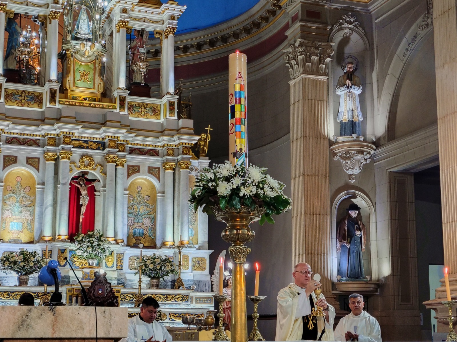Mons. Urbanč presidió la Vigilia Pascual