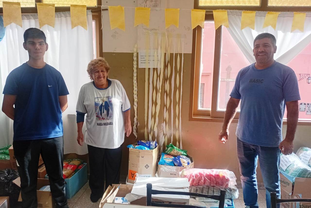 Entrega de alimentos donados durante  las fiestas de la Virgen a comedores