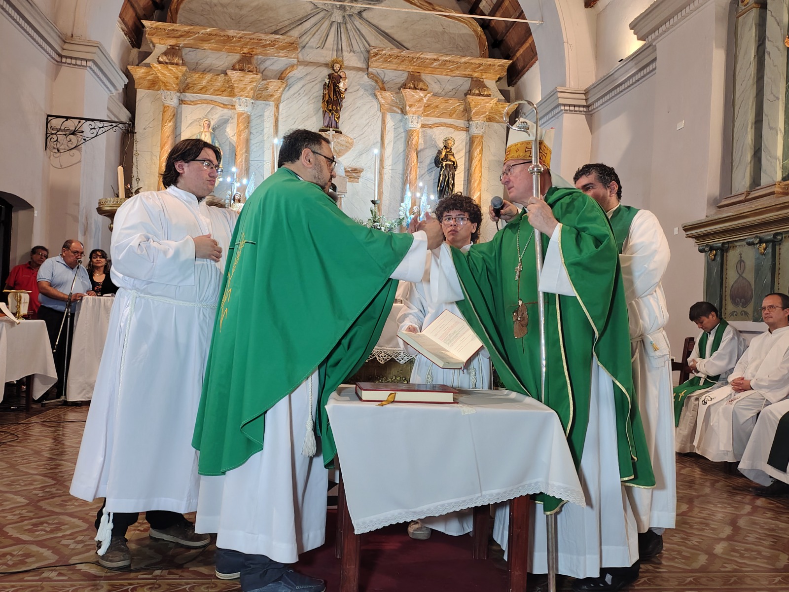 La comunidad parroquial de San José de  Piedra Blanca recibió a su nuevo párroco